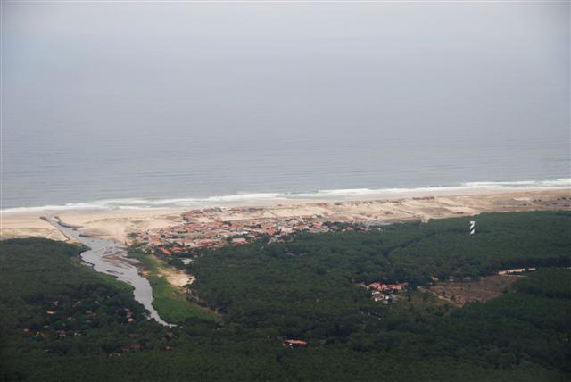 La plage de Contis et l'Oc�an, avec sur la gauche le courant, sur la droite le phare, qui est situ� derri�re les dunes.